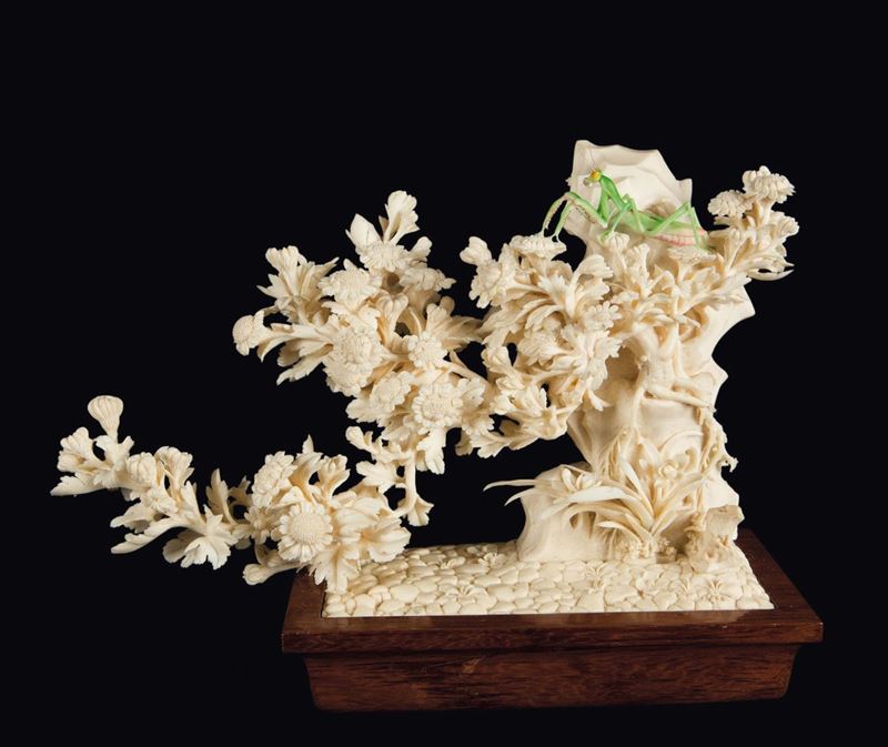 Gruppo scolpito in avorio con fiori e mantide, Cina, inizio XX secolo  - Asta Fine Chinese Works of Art - Cambi Casa d'Aste