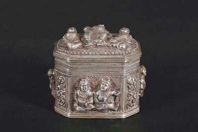 Scatola con Coperchio in Argento con Personaggi a Rilievo, Birmania, XIX Secolo