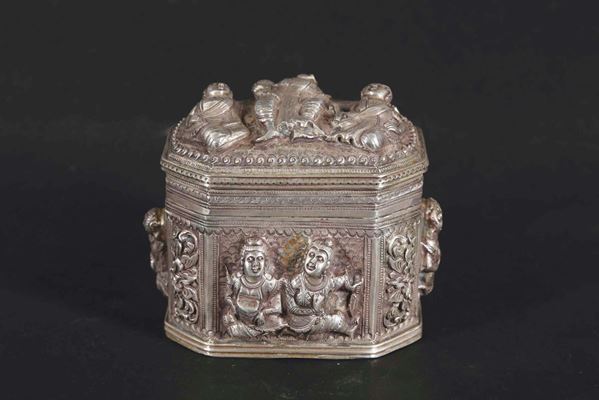 Scatola con coperchio in argento con personaggi a rilievo, Birmania, XIX secolo