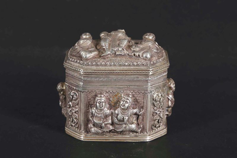 Scatola con coperchio in argento con personaggi a rilievo, Birmania, XIX secolo  - Asta Chinese Works of Art - Cambi Casa d'Aste