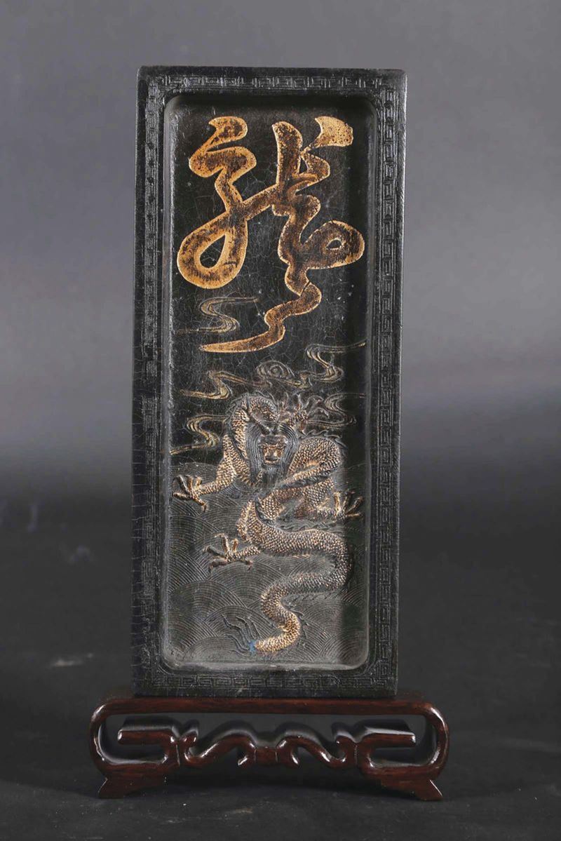 Placca in inchiostro con iscrizioni e decoro di drago, Cina, Dinastia Qing, XIX secolo  - Asta Chinese Works of Art - Cambi Casa d'Aste