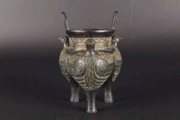 Incensiere tripode in bronzo con decoro a motivo arcaico, Cina, XX secolo