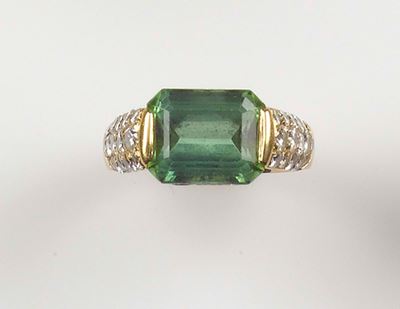 Anello con Tormalina Verde e Diamanti