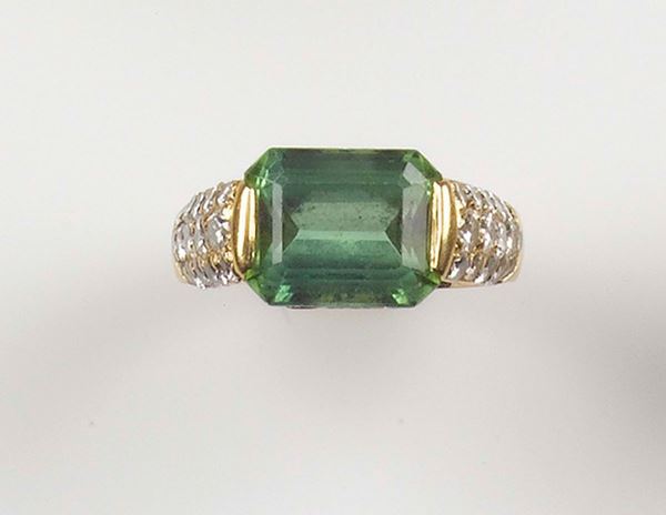 A green tormaline and diamond ring. Mounted in yellow gold 750/1000