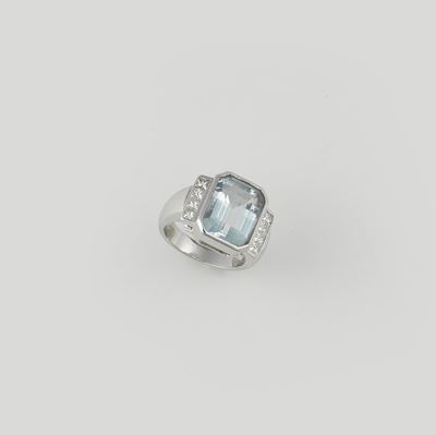 Anello con Acquamarina di Ct 12,40 e Diamanti