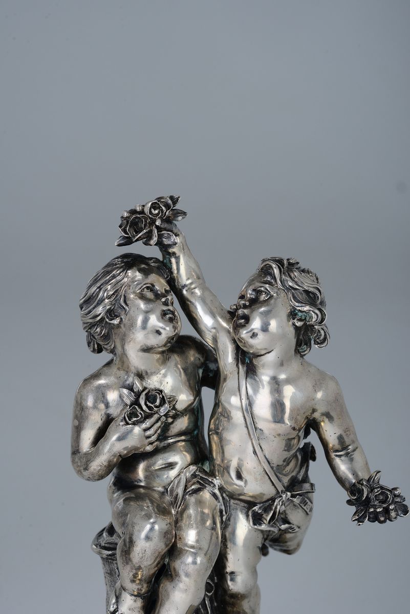 Coppia di Composizioni Scultoree Raffiguranti Putti che Giocano in Argento Fuso e Cesellato e Bas...