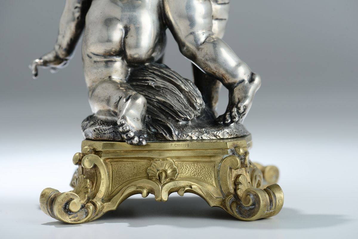 Coppia di Composizioni Scultoree Raffiguranti Putti che Giocano in Argento Fuso e Cesellato e Bas...