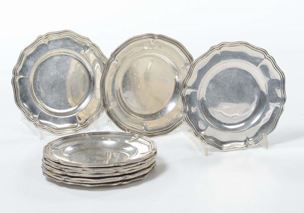 Lotto di dieci piatti in argento in stile barocchetto, XX secolo