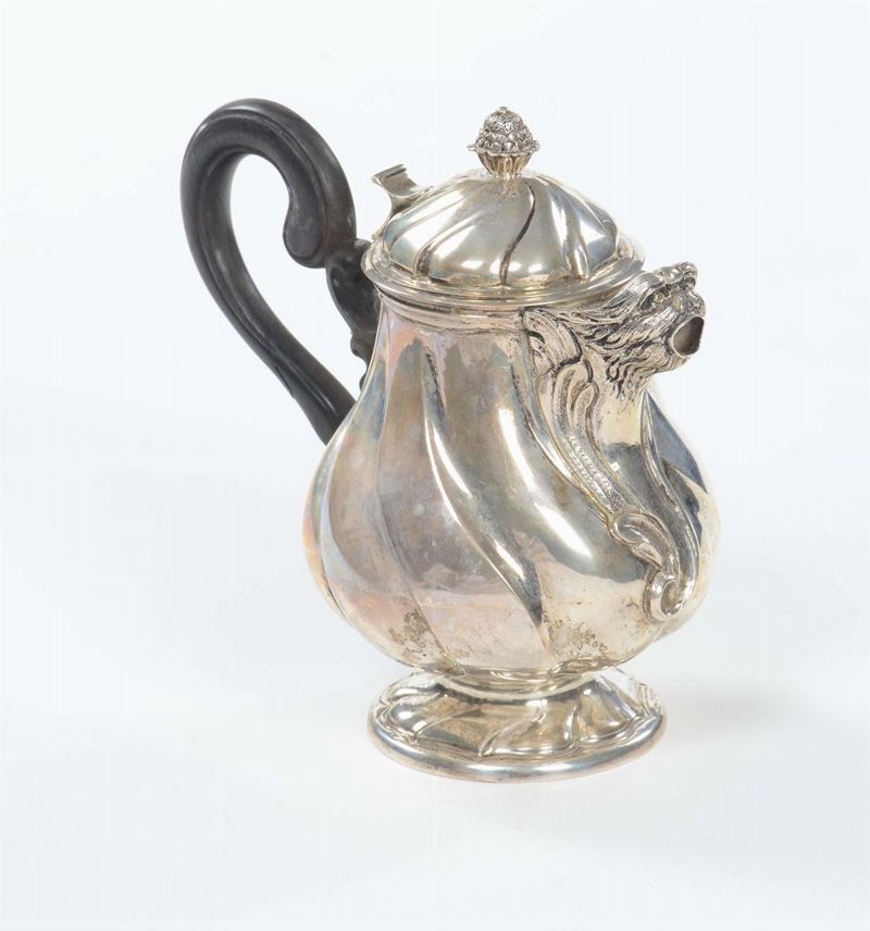 Caffettiera in argento di gusto barocco, XX secolo  - Asta Argenti - Cambi Casa d'Aste