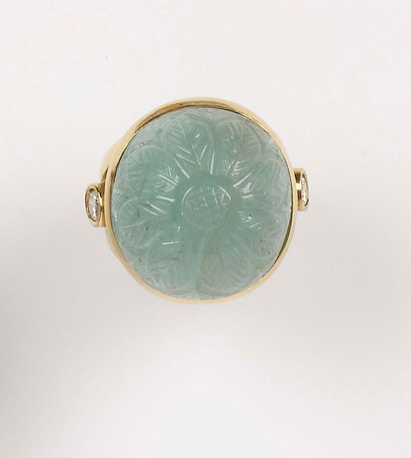 An emerald and diamond ring. Engraved cabochon emerald and two diamonds are mounted in yellow gold 750/1000  - Auction Fine Art - Cambi Casa d'Aste