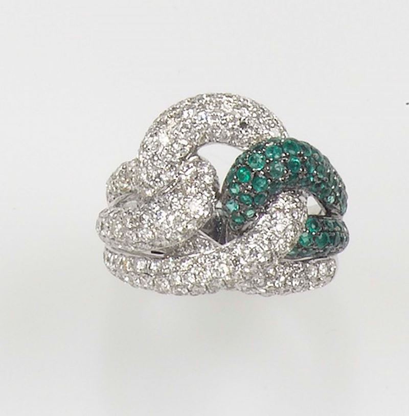 A diamond and emerald knot ring. The pavé-set diamonds and emeralds are mounted with white glod 750/1000  - Auction Fine Jewels - Cambi Casa d'Aste