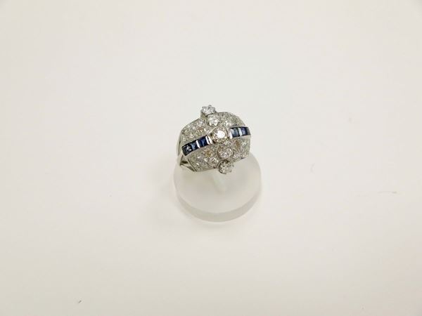 A diamond and sapphire ring. Mounted in white gold 750/1000