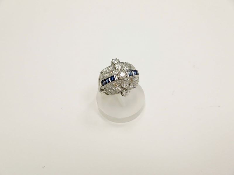 A diamond and sapphire ring. Mounted in white gold 750/1000  - Auction Fine Jewels - Cambi Casa d'Aste