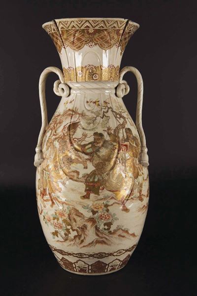 Vaso a Doppia Ansa in Porcellana Satsuma con Raffigurazione di Saggi, Giappone, XIX Secolo