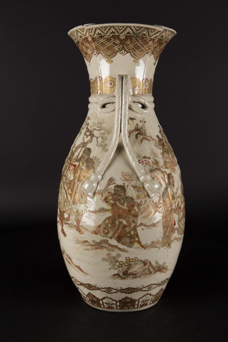 Vaso a Doppia Ansa in Porcellana Satsuma con Raffigurazione di Saggi, Giappone, XIX Secolo