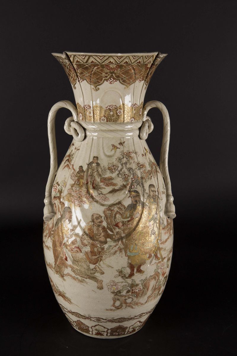 Vaso a Doppia Ansa in Porcellana Satsuma con Raffigurazione di Saggi, Giappone, XIX Secolo