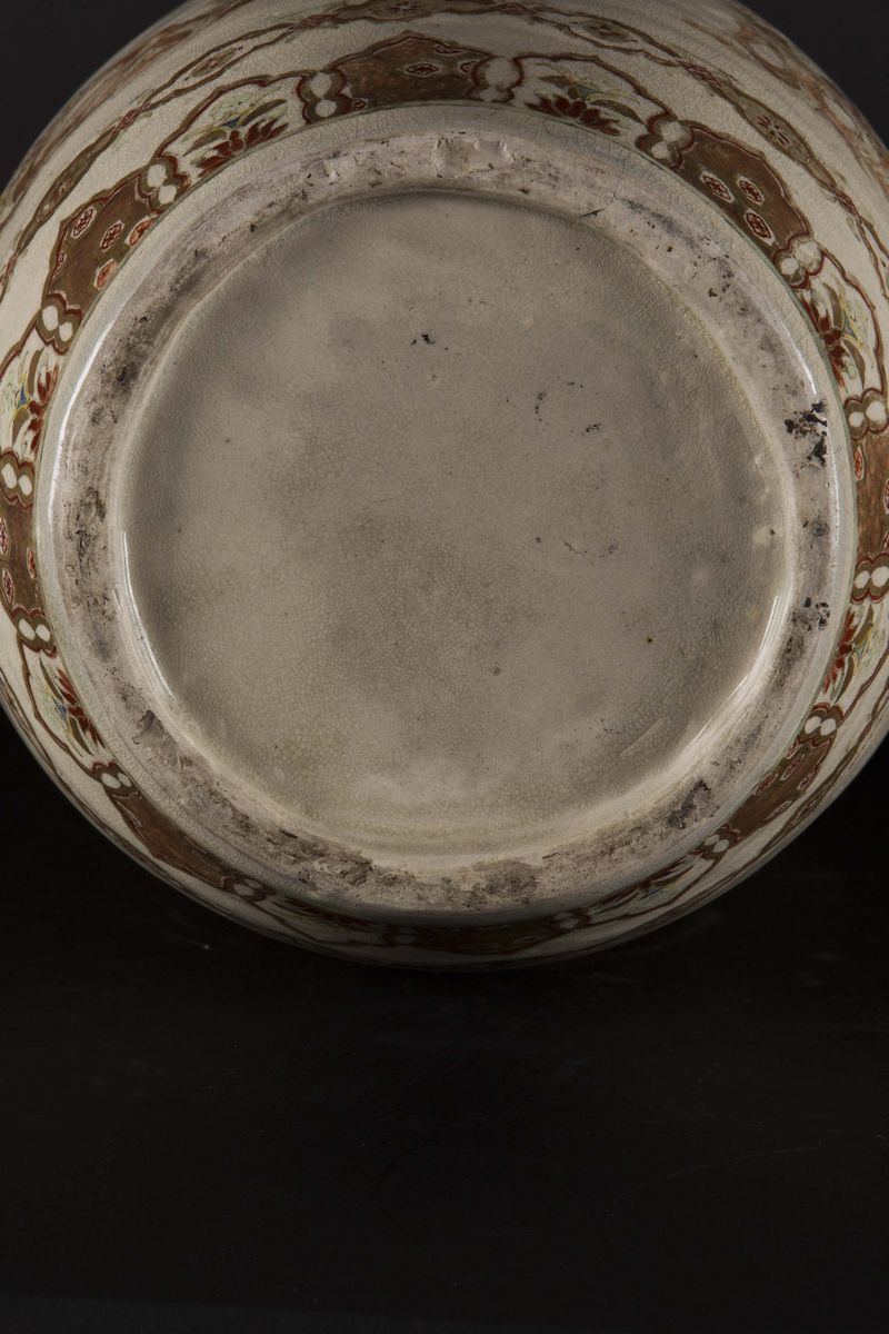 Vaso a Doppia Ansa in Porcellana Satsuma con Raffigurazione di Saggi, Giappone, XIX Secolo