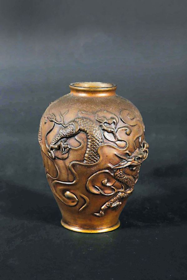 Vasetto in bronzo con drago a rilievo, Giappone, XX secolo