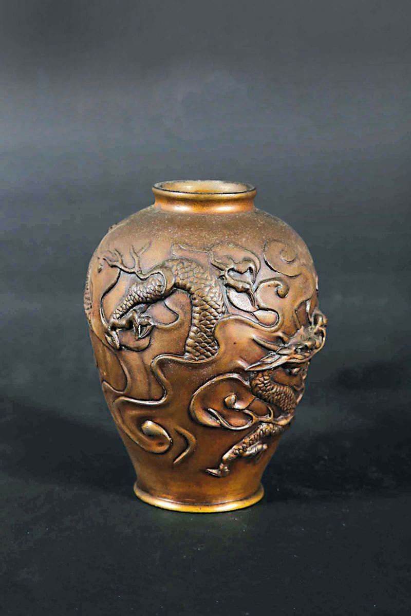 Vasetto in bronzo con drago a rilievo, Giappone, XX secolo  - Asta Chinese Works of Art - Cambi Casa d'Aste