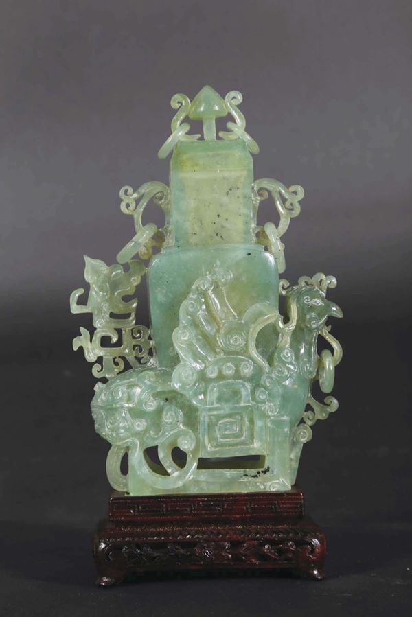 Vasetto con coperchio in giada verde con decoro d'ispirazione arcaica a rilievo, Cina, XX secolo
