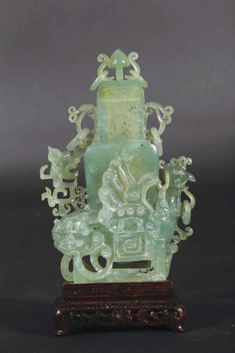 Vasetto con coperchio in giada verde con decoro d'ispirazione arcaica a rilievo, Cina, XX secolo  - Asta Chinese Works of Art - Cambi Casa d'Aste