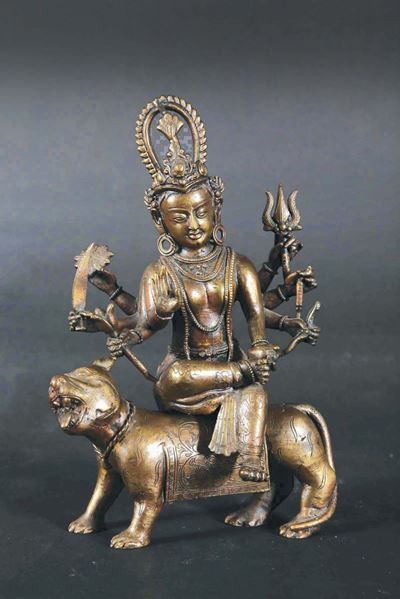 Divinità in Bronzo Seduta su Cane di Pho, Cina, XX Secolo