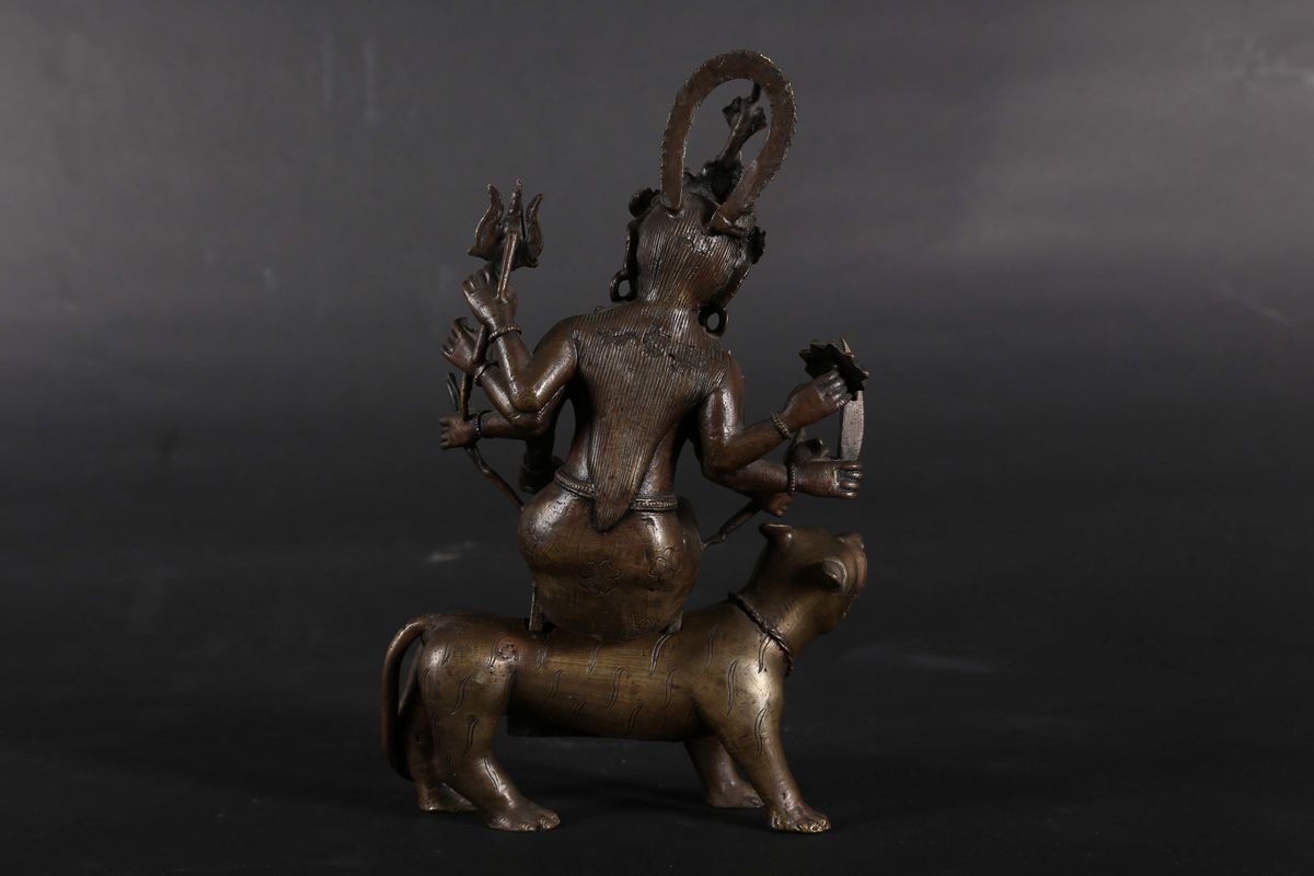 Divinità in Bronzo Seduta su Cane di Pho, Cina, XX Secolo