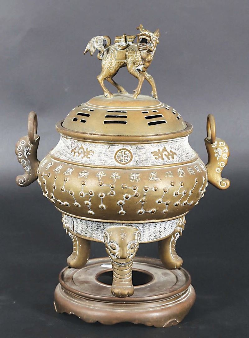 Incensiere tripode in bronzo dorato con coperchio, Cina, XX secolo  - Asta Chinese Works of Art - Cambi Casa d'Aste