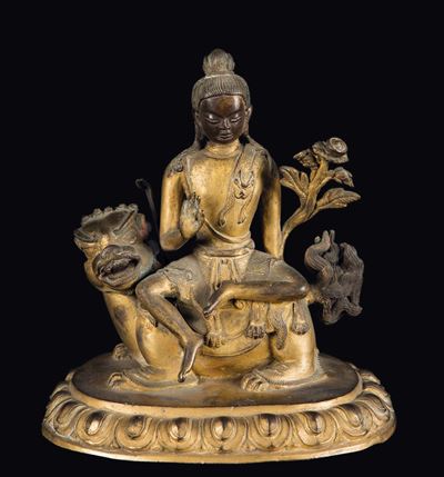Figura di Buddha in Bronzo Dorato Seduto su Cane di Pho su Fiore Loto, Cina, Dinastia Qing, XVIII...
