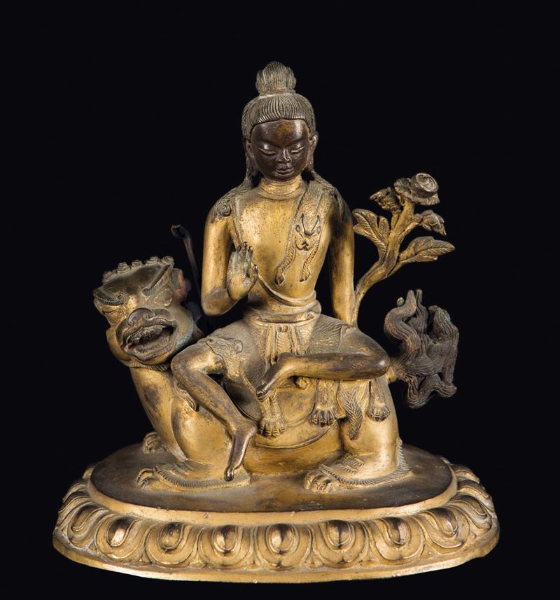 Figura di Buddha in bronzo dorato seduto su cane di Pho su fiore loto, Cina, Dinastia Qing, XVIII secolo  - Asta Fine Chinese Works of Art - Cambi Casa d'Aste