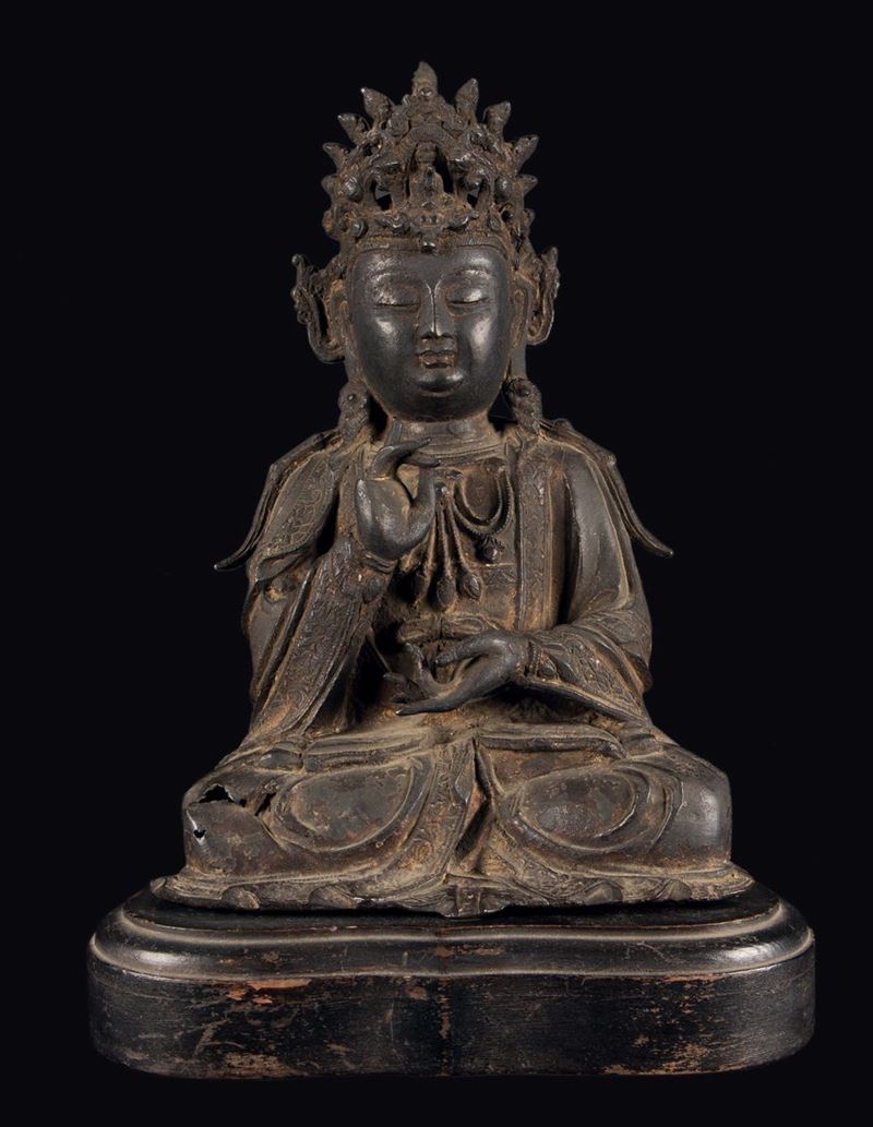 Figura di Buddha incoronato in bronzo, Cina, Dinastia Ming, XVII secolo  - Asta Fine Chinese Works of Art - Cambi Casa d'Aste