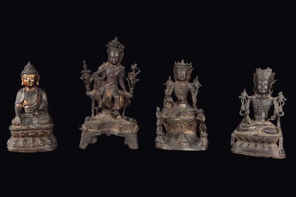 Lotto composto da quattro diverse figure di Buddha in bronzo, Cina, Dinastia Ming, XVII secolo