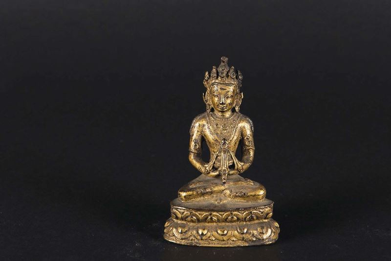 A small gilt bronze figure of Amitaya, Tibet, 18th century  - Auction Chinese Works of Art - Cambi Casa d'Aste