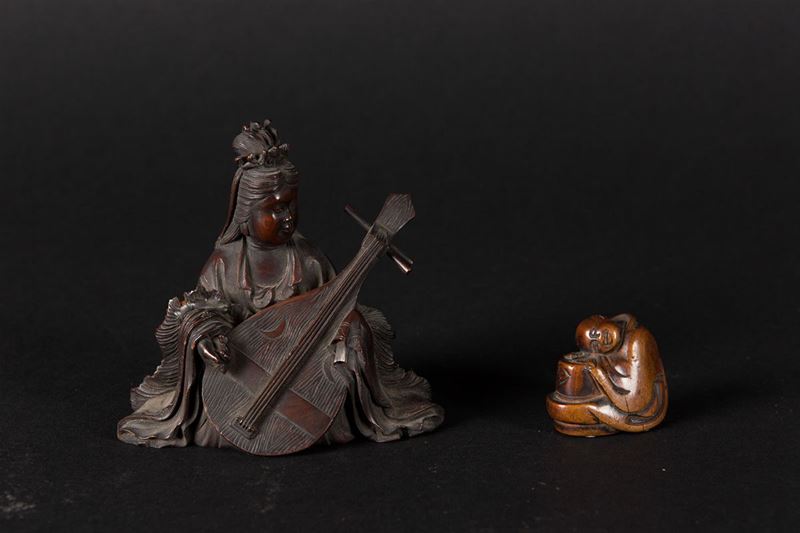 A lot of two carved wood figures, a playing Geisha and a small sleeping wise man, Japan, Meiji Period, 19th century  - Auction Fine Chinese Works of Art - Cambi Casa d'Aste