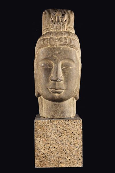 Testa di Buddha in Pietra con Base in Granito, Sud-est Asiatico, XVII Secolo