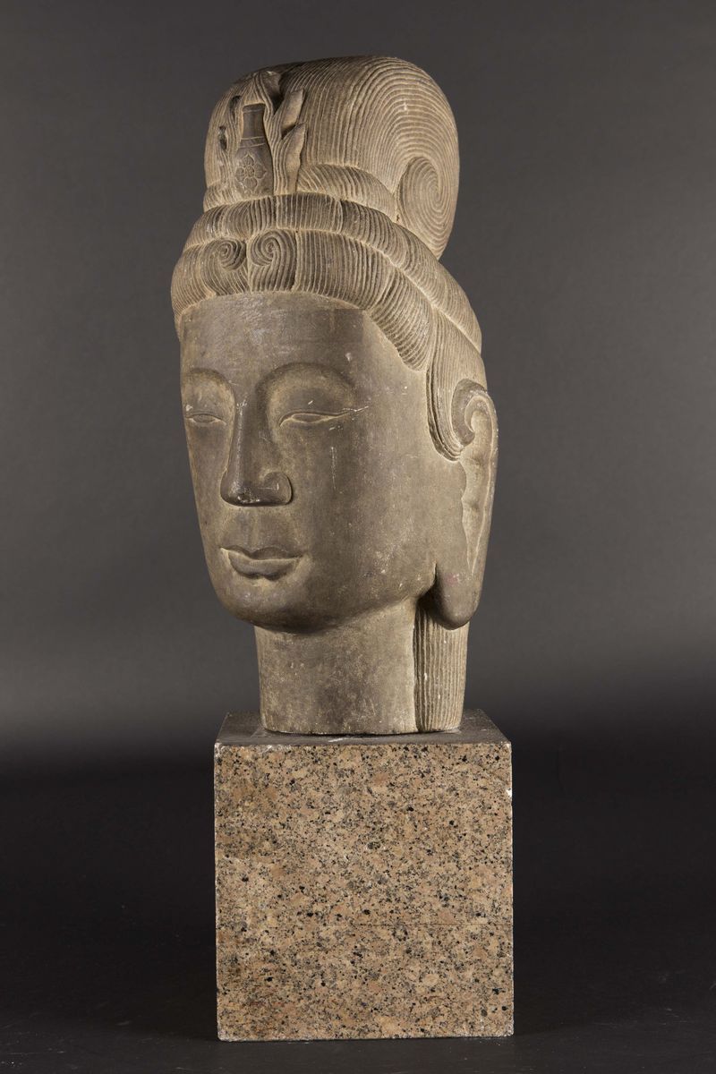Testa di Buddha in Pietra con Base in Granito, Sud-est Asiatico, XVII Secolo