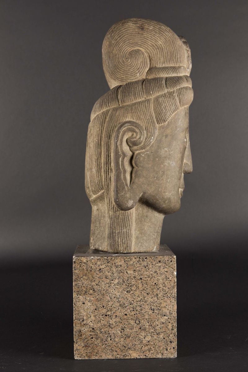 Testa di Buddha in Pietra con Base in Granito, Sud-est Asiatico, XVII Secolo
