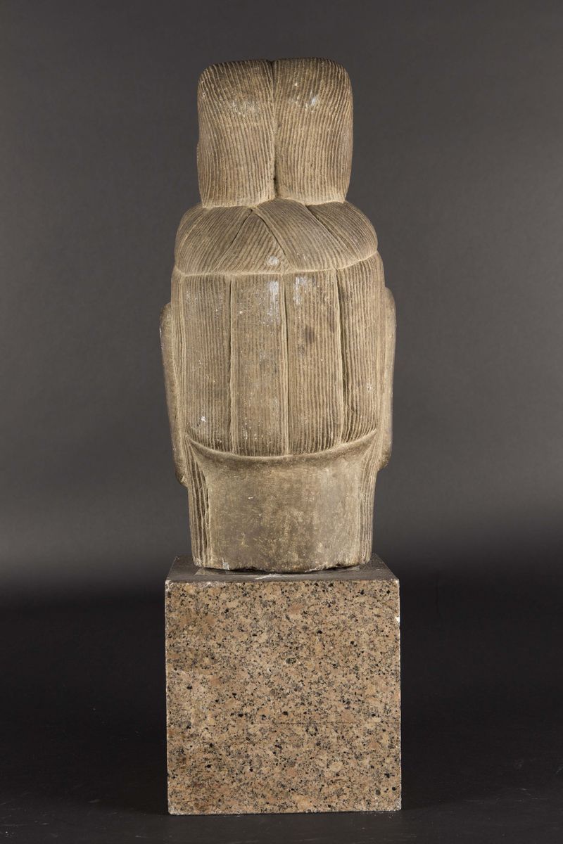 Testa di Buddha in Pietra con Base in Granito, Sud-est Asiatico, XVII Secolo