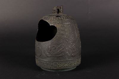 Campana con Decoro D'ispirazione Arcaica in Bronzo con Manico a Guisa di Drago, Cina, Dinastia Mi...