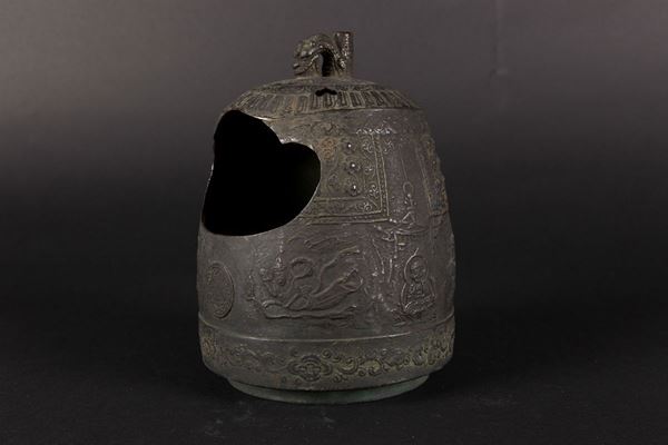 Campana con decoro d'ispirazione arcaica in bronzo con manico a guisa di drago, Cina, Dinastia Ming, XVI secolo