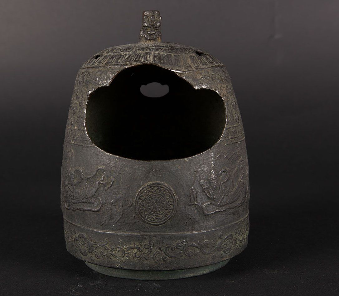 Campana con Decoro D'ispirazione Arcaica in Bronzo con Manico a Guisa di Drago, Cina, Dinastia Mi...