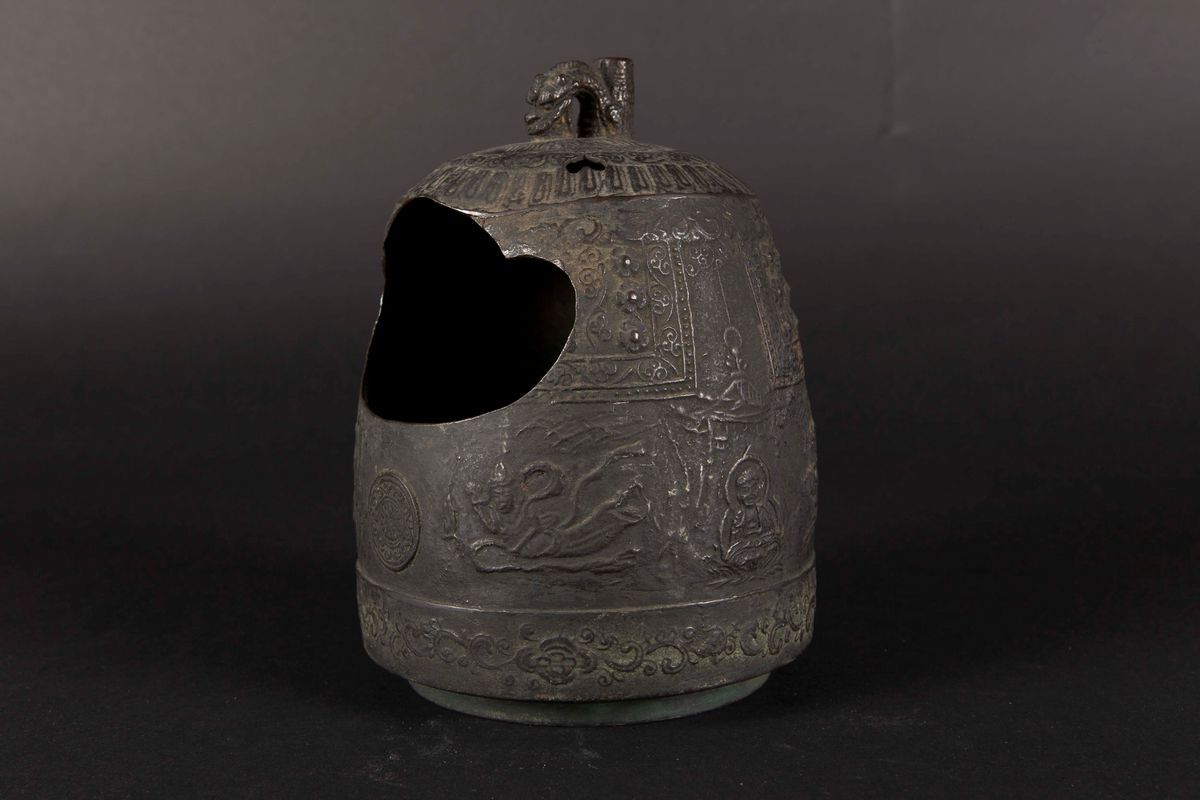 Campana con Decoro D'ispirazione Arcaica in Bronzo con Manico a Guisa di Drago, Cina, Dinastia Mi...