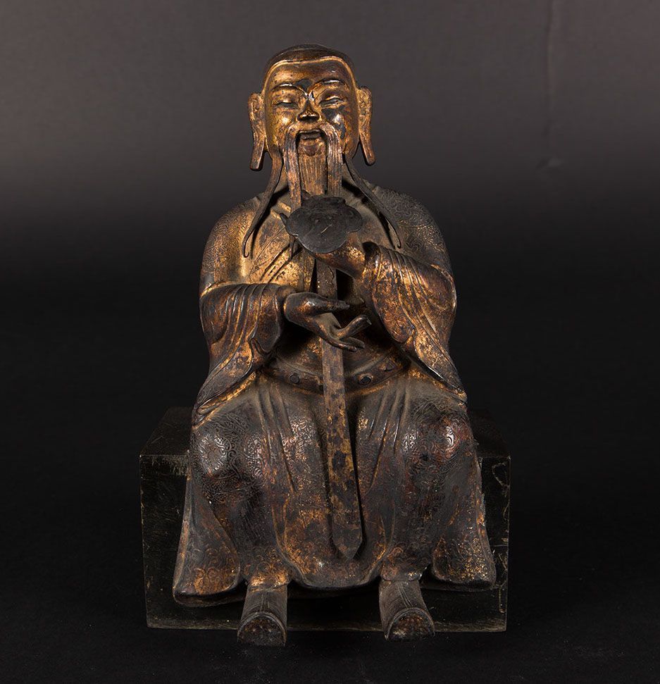 Figura di Dignitario Seduto con Ruyi in Bronzo con Tracce Doratura, Cina, Dinastia Ming, XVII Sec...