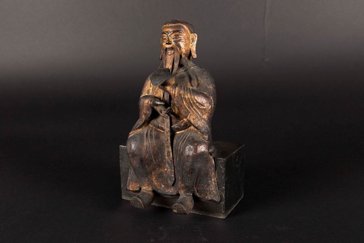 Figura di Dignitario Seduto con Ruyi in Bronzo con Tracce Doratura, Cina, Dinastia Ming, XVII Sec...
