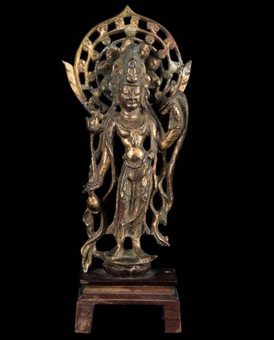 Figura di Avalokitesvara Eretta con Aura in Bronzo con Tracce Doratura, Cina, Dinastia Tang (618-...