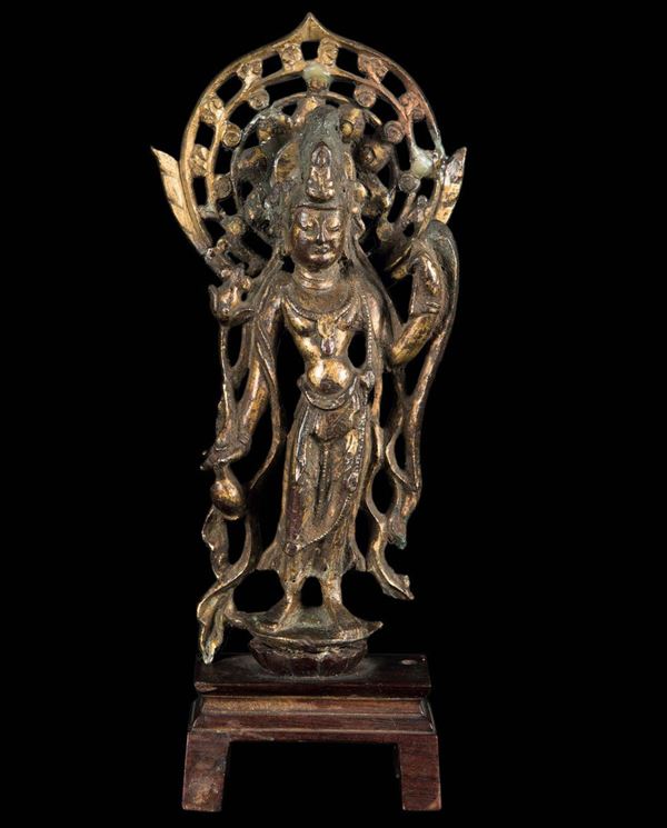 Figura di Avalokitesvara eretta con aura in bronzo con tracce di doratura, Cina, Dinastia Tang (618-906)