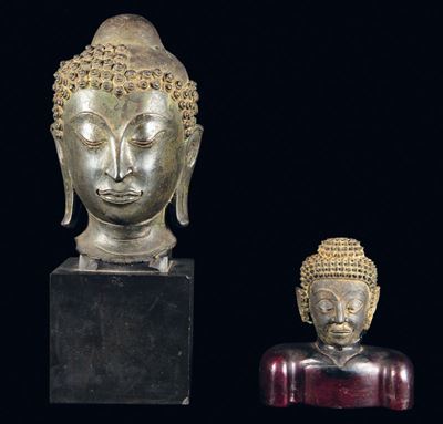 Lotto di Due Teste di Buddha in Bronzo, una con Base in Marmo Nero e una con Base in Legno, Thail...