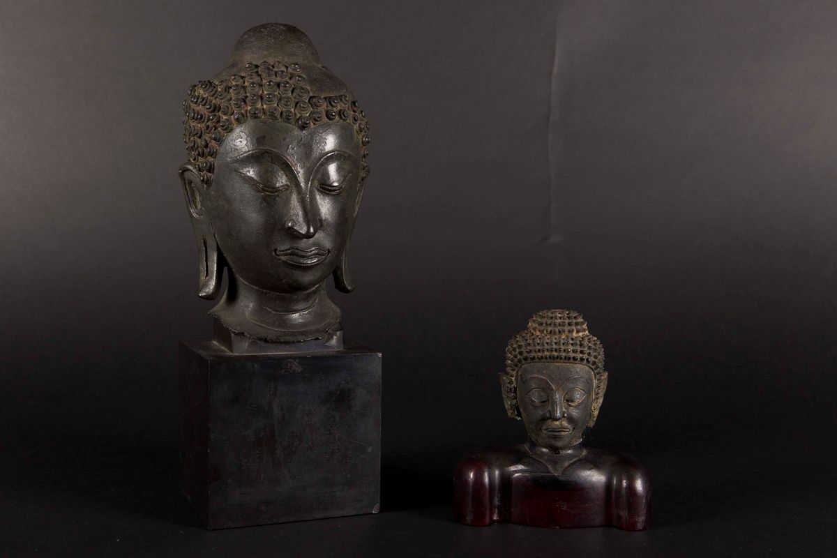 Lotto di Due Teste di Buddha in Bronzo, una con Base in Marmo Nero e una con Base in Legno, Thail...