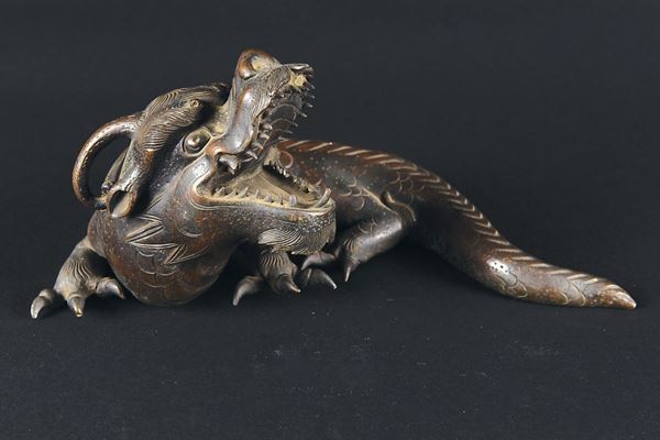 Figura di drago scolpita in bronzo, Giappone, XIX secolo
