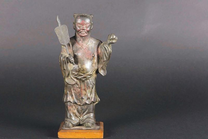 Figura di saggio con ventaglio e pesca in bronzo, Cina, Dinastia Ming, XVII secolo  - Asta Fine Chinese Works of Art - Cambi Casa d'Aste